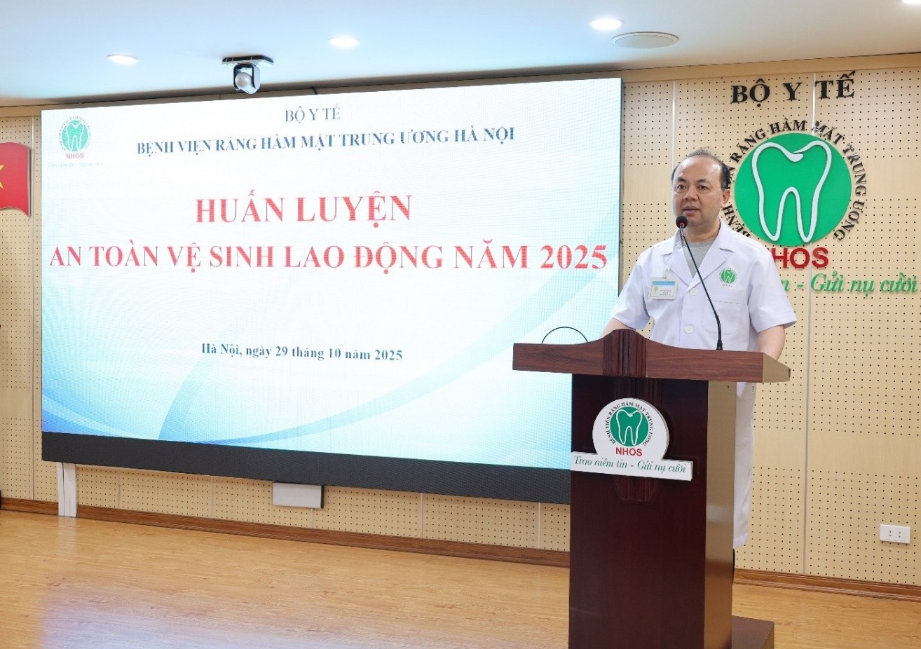 TS. Phạm Thanh Hà, Phó Bí thư Đảng ủy, Phó Giám đốc Bệnh viện phát biểu tại Lễ phát động và Huấn luyện an toàn vệ sinh lao động